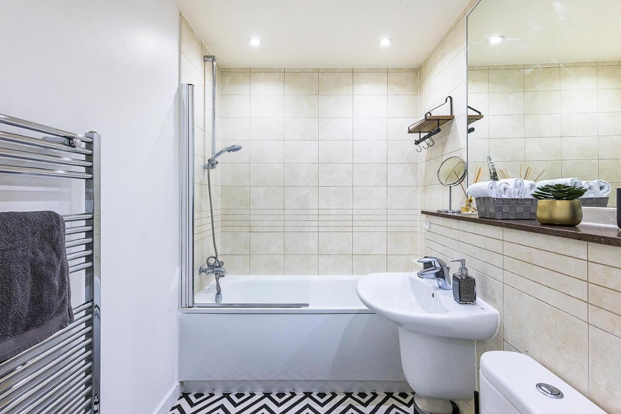 Bow Wharf Apartments Лондон Екстериор снимка