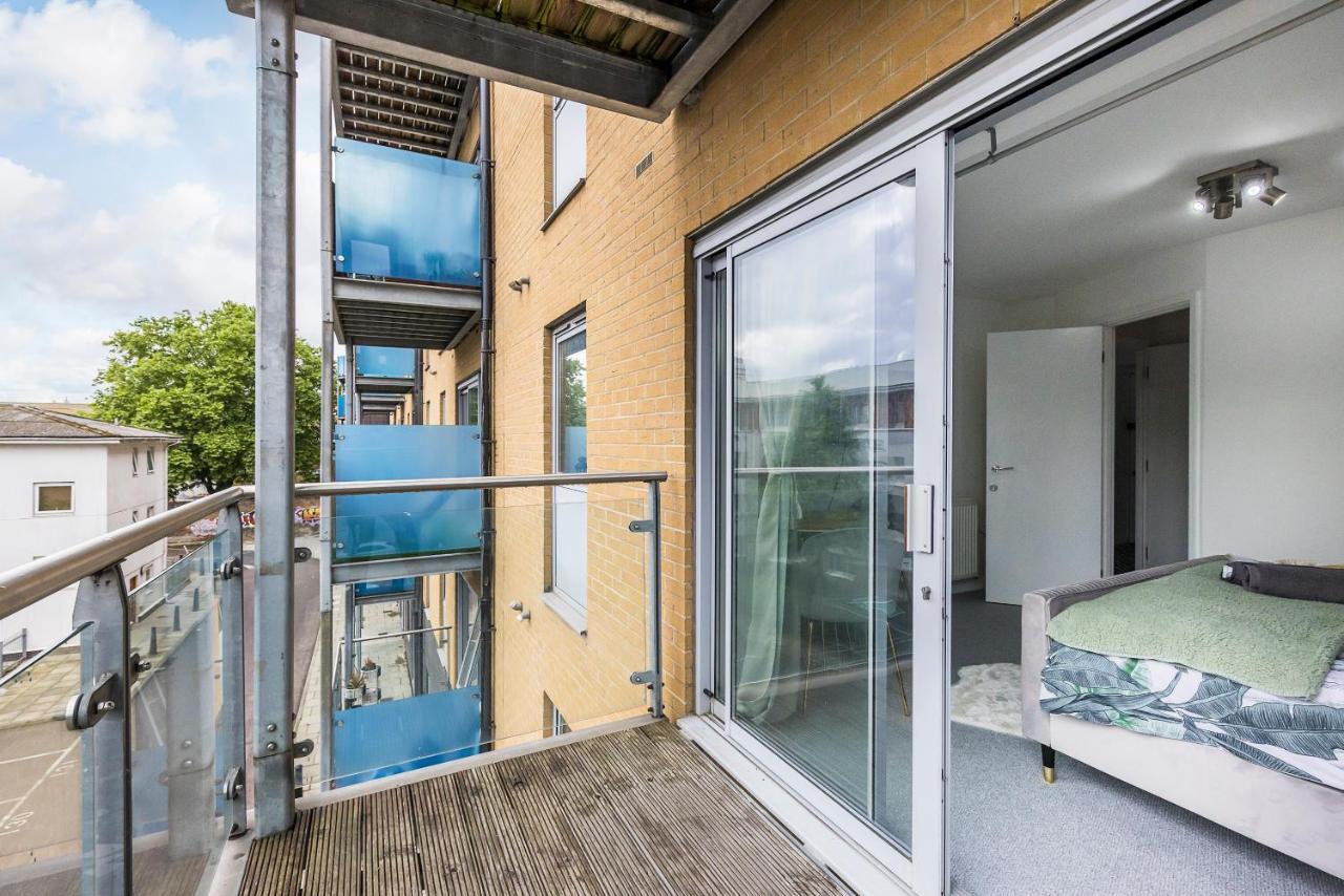Bow Wharf Apartments Лондон Екстериор снимка