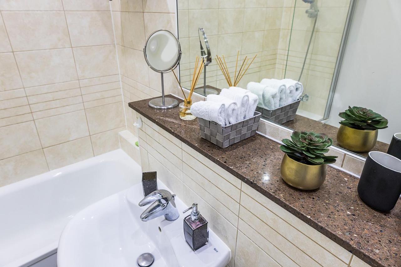 Bow Wharf Apartments Лондон Екстериор снимка